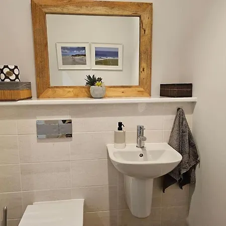 Our House @ Little France Дом отдыха