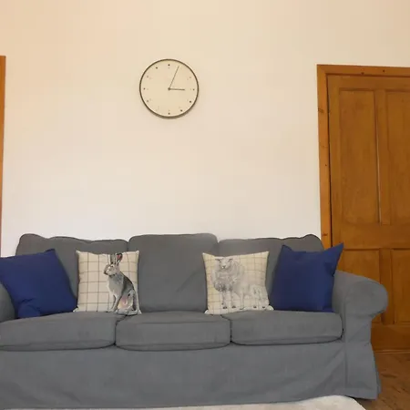 Apartment 2-bed Flat In *