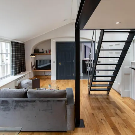 Daire Linton Collection - 28 North Bridge *