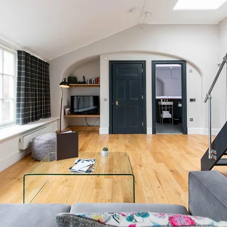 Daire Linton Collection - 28 North Bridge *