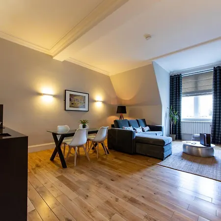 Daire Linton Collection - 28 North Bridge *