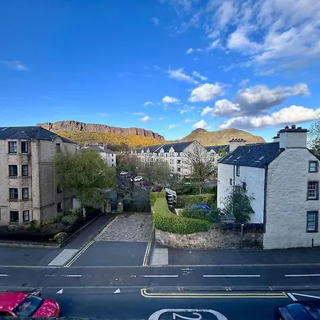 Edinburghs Arthurs Seat View *
