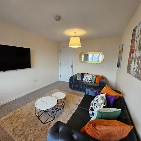 2 Bed Apt, 4 Beds With Parking *