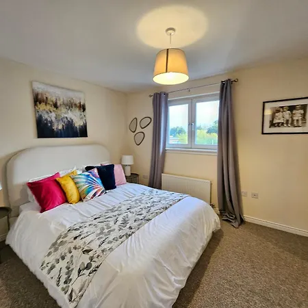 2 Bed Apt, 4 Beds With Parking Апартаменты