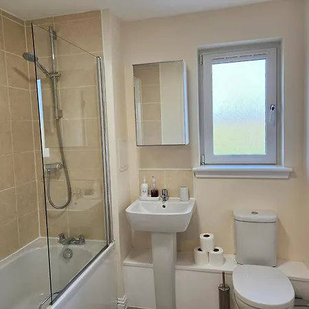Apartment 2 Bed Apt, 4 Beds With Parking *