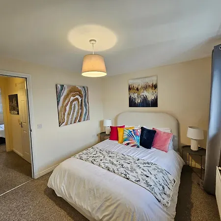 2 Bed Apt, 4 Beds With Parking *