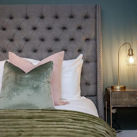 Dragon - Centre 2 Bed Luxury Mews House