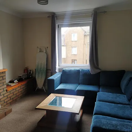 Self Catering 2 Bedroom Flat, Frequent Buses, 1-minute Walk To Bus Stop, 20 Minutes To Center شقة *