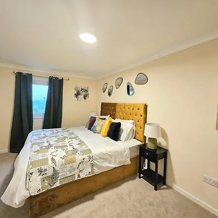 4 Bed House With 6 Beds Edinburgh