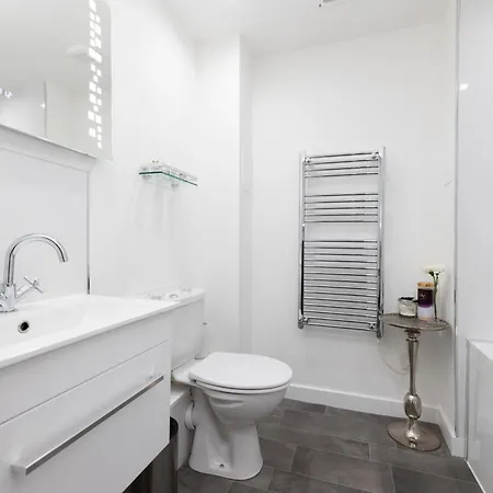 Joivy Elegant Flat With Balcony 아파트 *