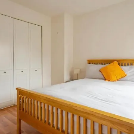 Lägenhet Spacious Retreat At Prime Location With Free Parking& Balcony