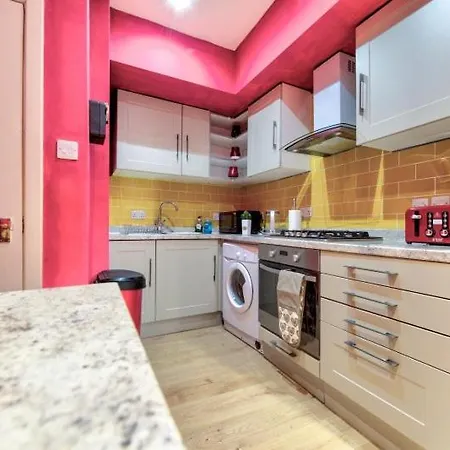 Central Ground Floor Apartment *
