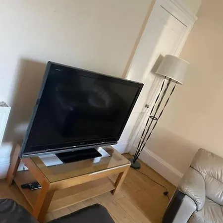 Southside Spacious Flat Sleeps 8