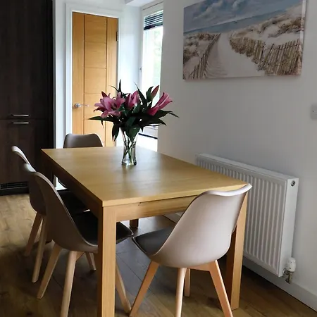 Beautiful Meadowbank With On-street Parking Apartment