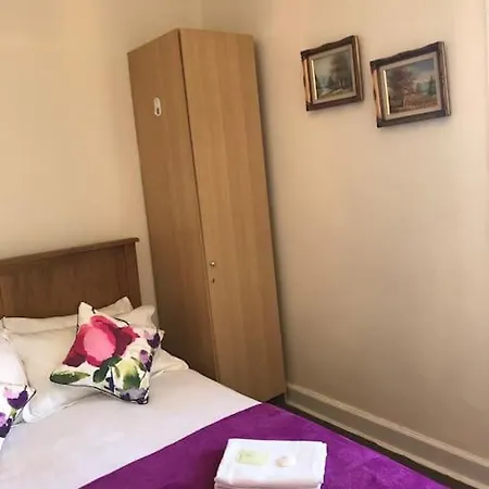 Apartment 3 Bedrooms For Upto 6