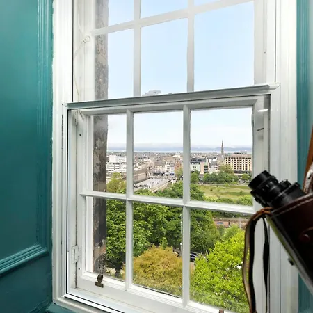 Joivy Eclectic Near Castle Edynburg