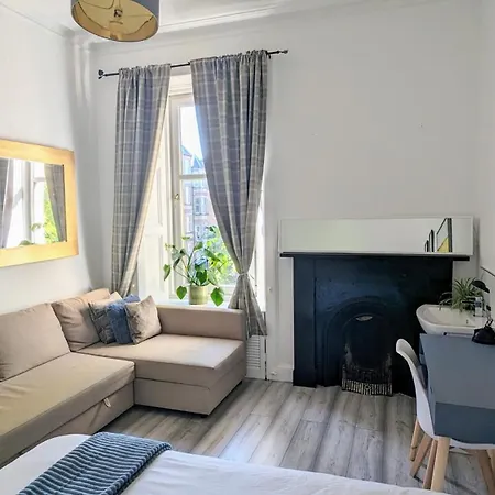 Huge In The City אדינבורו