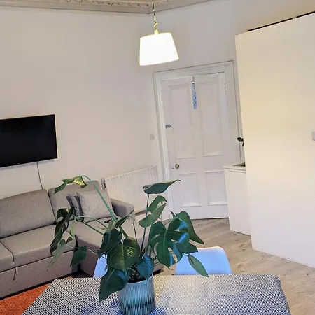 בית אירוח Friends Family Center אדינבורו