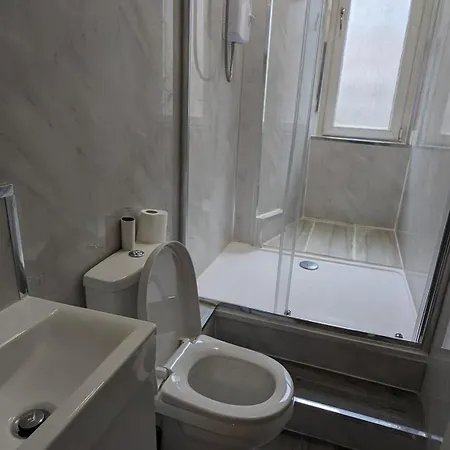 בית אירוח Friends Family Center