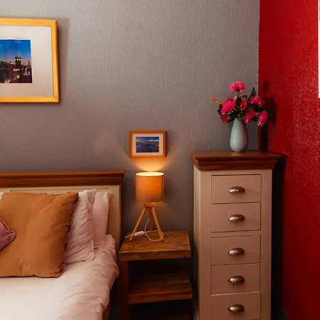 Cozy, Warm & Relaxed By Holyrood Palace
