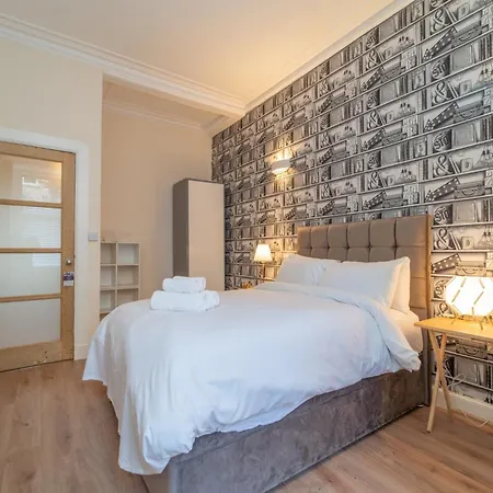 Beautiful Spacious Victorian Town House