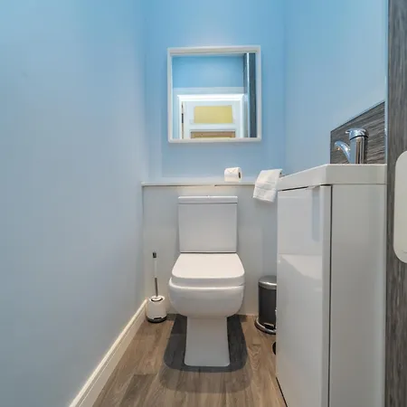 Beautiful Spacious Victorian Town House *