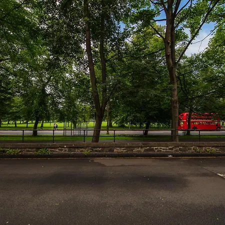 Comfortable, Spacious Retreat, By The Meadows! Apartment