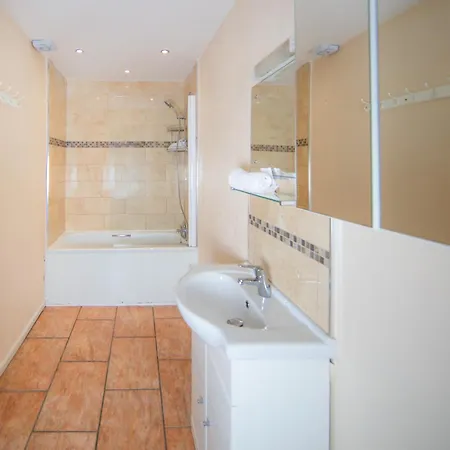 Apartamento Comfortable, Spacious Retreat, By The Meadows! Edimburgo