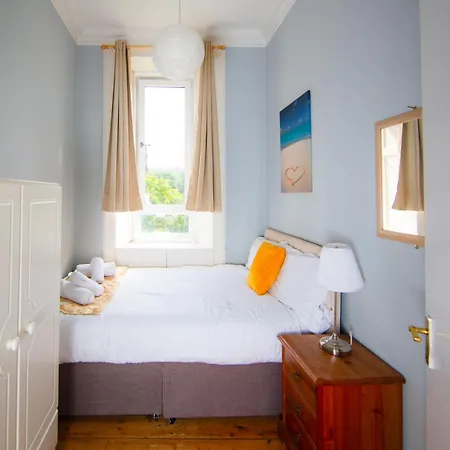 Comfortable, Spacious Retreat, By The Meadows! Edinburgh