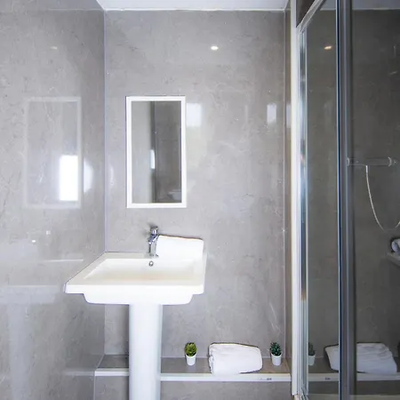 Comfortable, Spacious Retreat, By The Meadows! Apartment