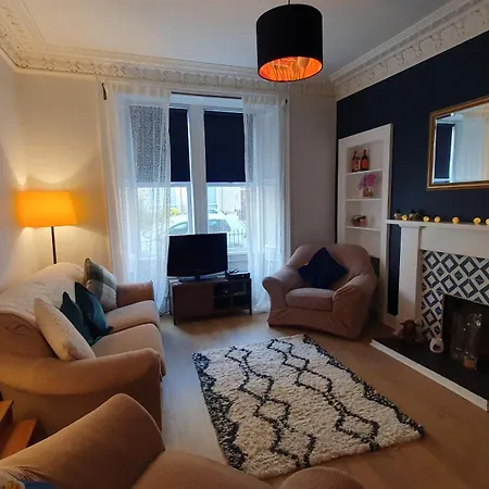 Beautiful Ground Floor Flat Near Haymarket アパート