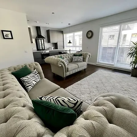 Ultra Modern 2 Bed In Apartment *