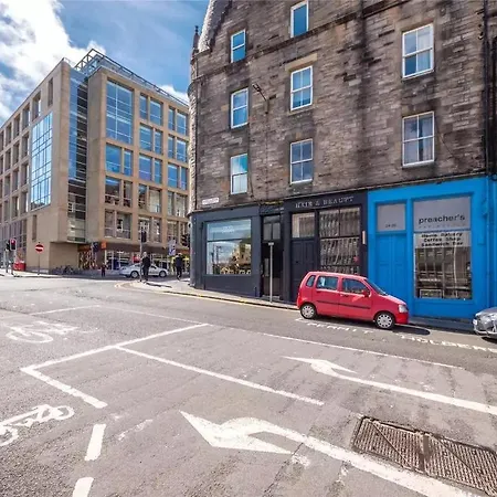 Spacious Boutique Two-bedroom Next To The Castle Lejlighed