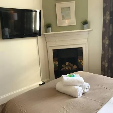 Beautifully Presented, Spacious Two Bed Apartment! Free On Street Parking