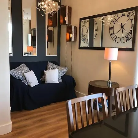 Beautifully Presented, Spacious Two Bed Apartment! Free On Street Parking Lägenhet