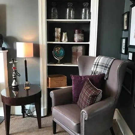 Beautifully Presented, Spacious Two Bed Apartment! Free On Street Parking Lägenhet