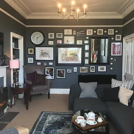 Beautifully Presented, Spacious Two Bed Apartment! Free On Street Parking Appartamento *