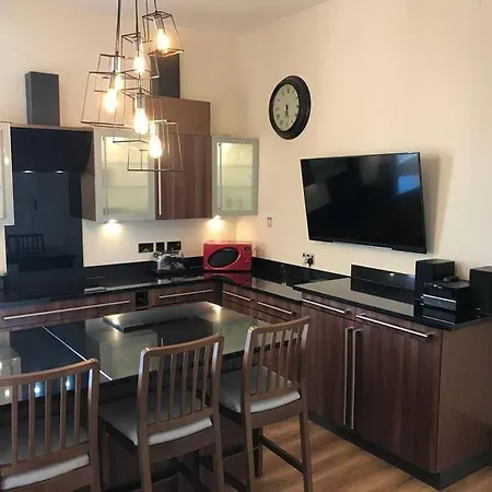 Beautifully Presented, Spacious Two Bed Apartment! Free On Street Parking Apartment Edinburgh