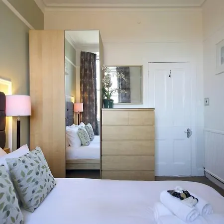 Apartment Beautifully Presented, Spacious Two Bed Apartment! Free On Street Parking