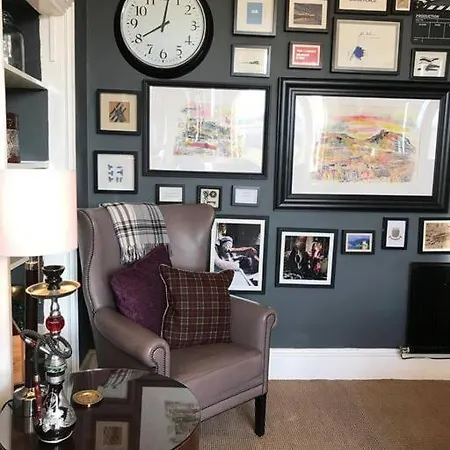 Beautifully Presented, Spacious Two Bed Apartment! Free On Street Parking