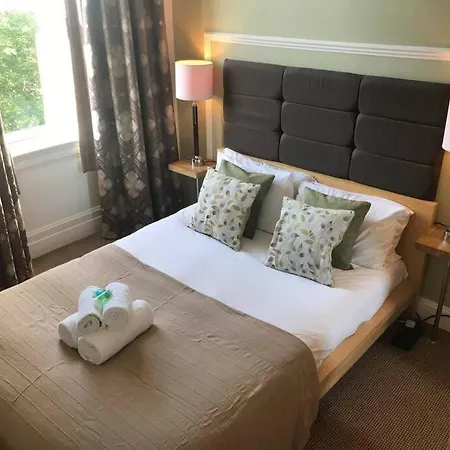 Beautifully Presented, Spacious Two Bed Apartment! Free On Street Parking Lägenhet