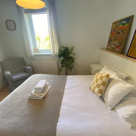 2 Bed With Garden Near Centre & Beach, Free Parking