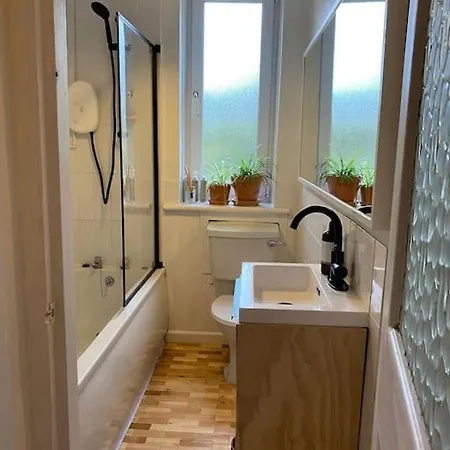 2 Bed With Garden Near Centre & Beach, Free Parking *