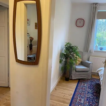 2 Bed With Garden Near Centre & Beach, Free Parking Apartment