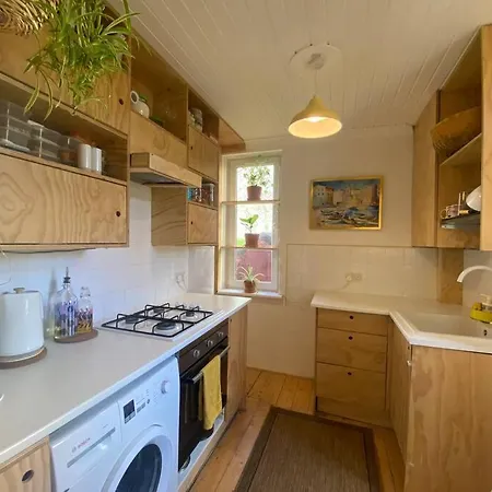 2 Bed With Garden Near Centre & Beach, Free Parking Apartment