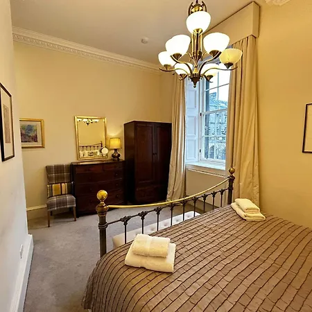 Apartment Parliament Sq