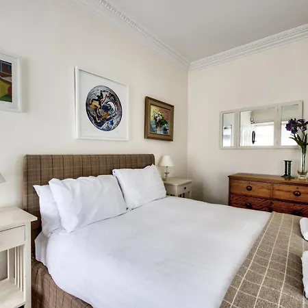 Ferienhaus Guestready - Classic Charm Near Holyrood Park *