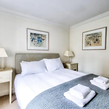 Ferienhaus Guestready - Classic Charm Near Holyrood Park EDI