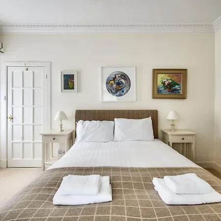 Ferienhaus Guestready - Classic Charm Near Holyrood Park *