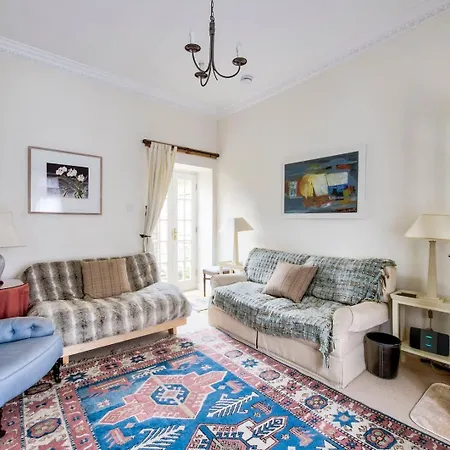 Ferienhaus Guestready - Classic Charm Near Holyrood Park *